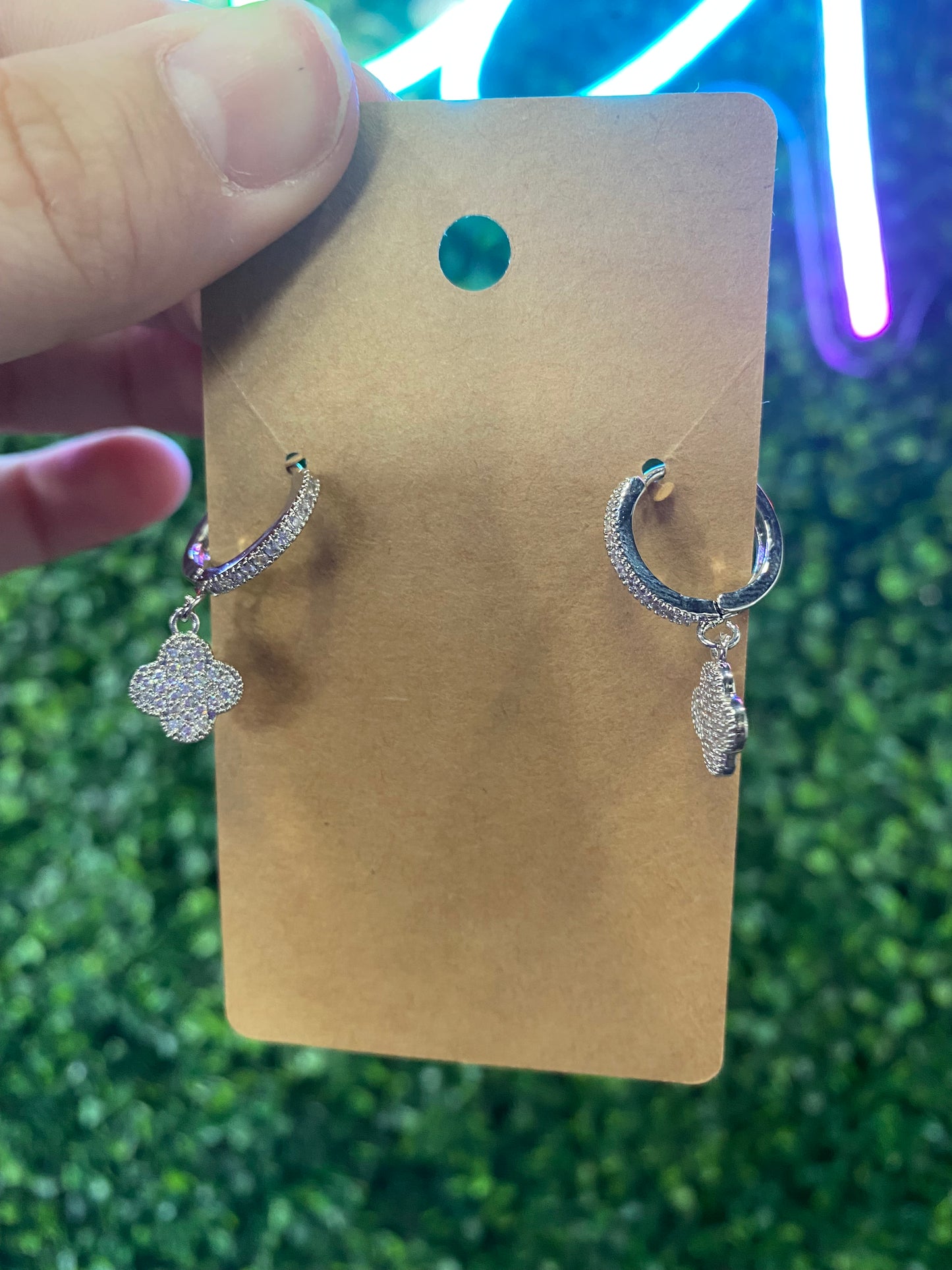 TINY CLOVER HOOPS