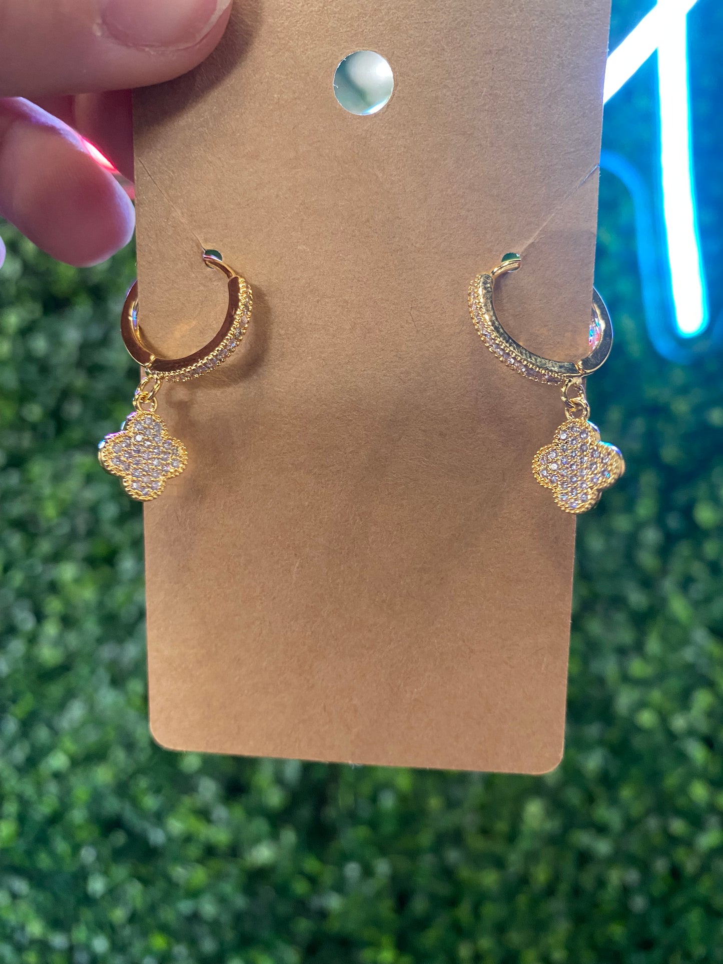 TINY CLOVER HOOPS