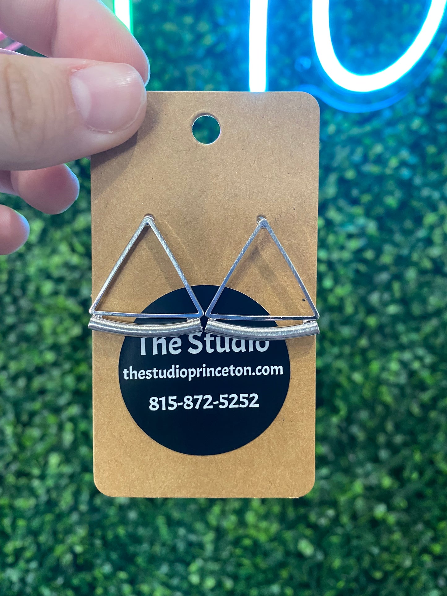 MEDIUM TRIANGLE EARRINGS