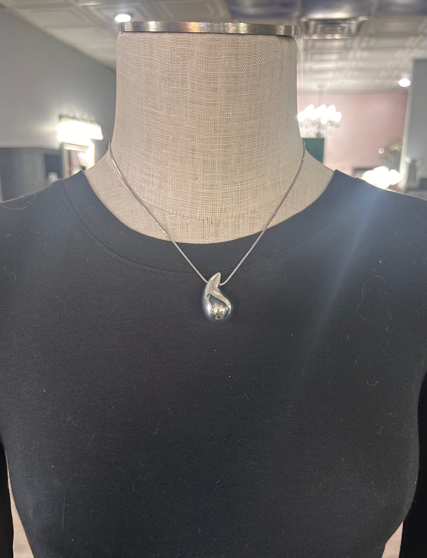 SOLID TEARDROP NECKLACE