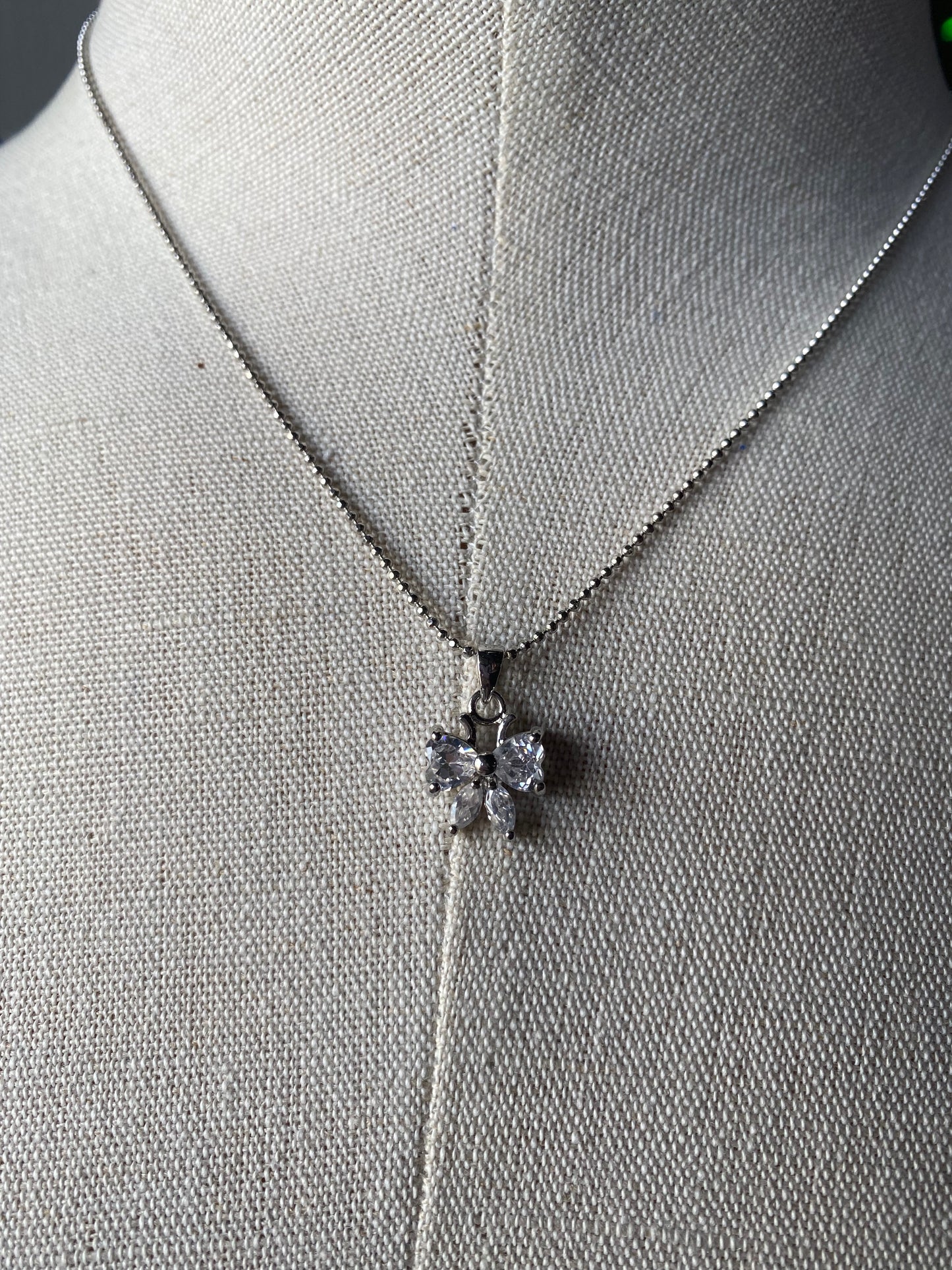 SMALL CRYSTAL BOW NECKLACE
